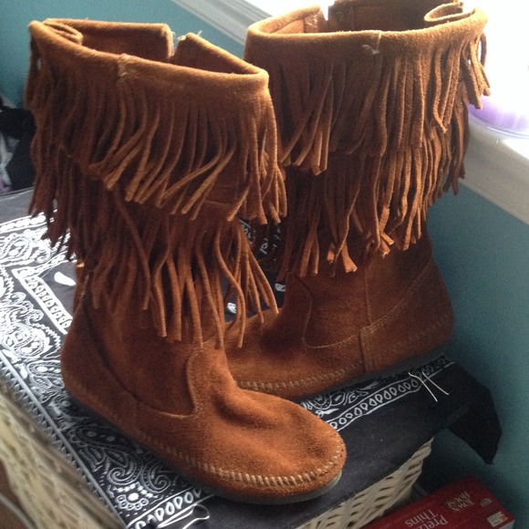 un-used Minnetonka Fringe Boots