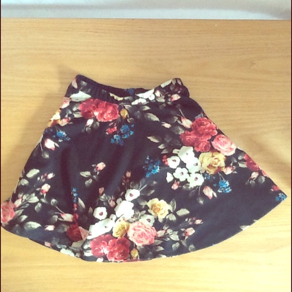 🎉closet clear out🎉 Floral skater skirt