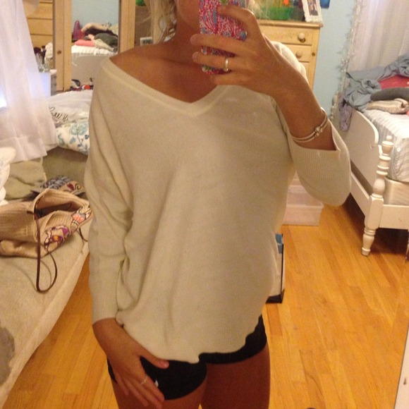 🚫sold🚫V neck white sweater