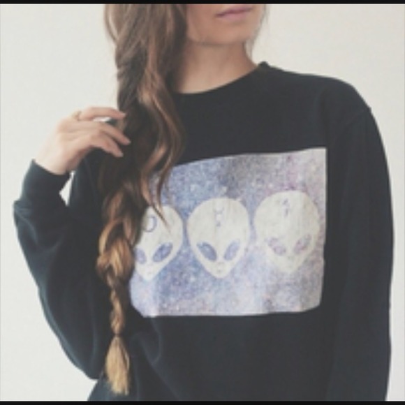 alien crewneck brandy mellville sweater😭💕