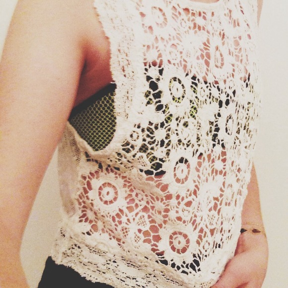 WHITE LACE HOLLISTER TOP - Picture 3 of 3