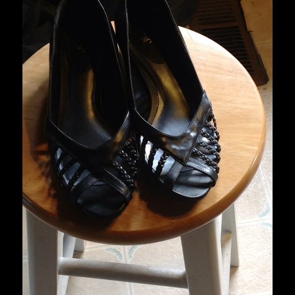 Open toe shoes