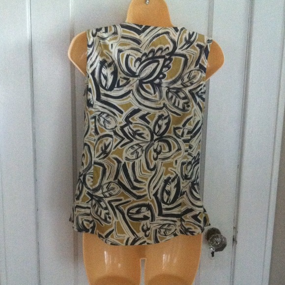 Banana Sleeveless Ruffle Blouse - Picture 3 of 4