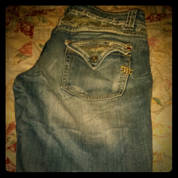 Miss Me camo crop/capri