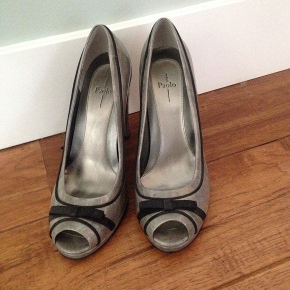 Linea Paolo charcoal grey heels with bow detailing