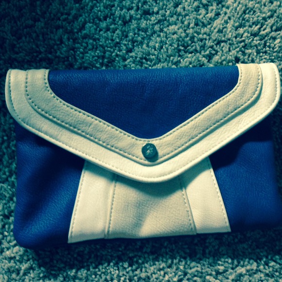 GRACE ADELE Clutch- in ocean