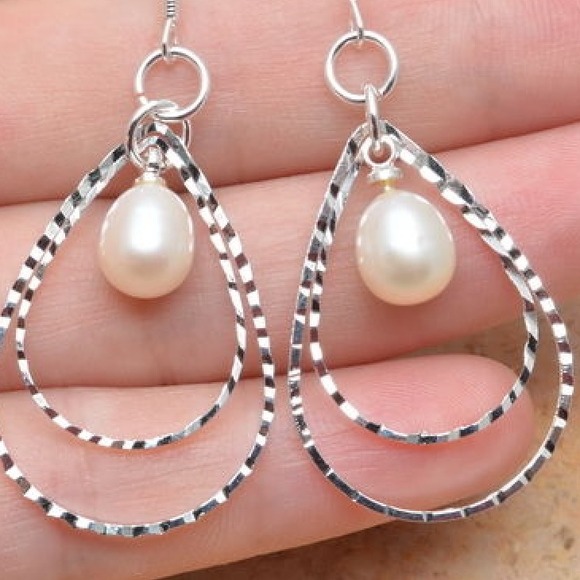 Sterling silver dangle earrings with real pearl!