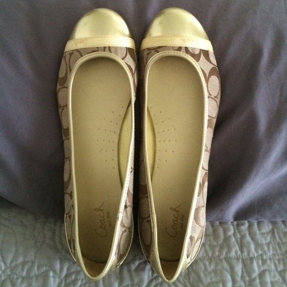 💯 authentic, NWOT Coach flats.