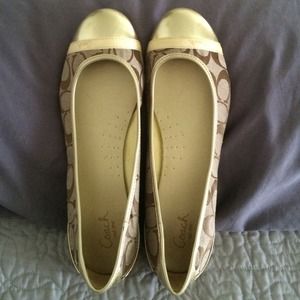 💯 authentic, NWOT Coach flats.