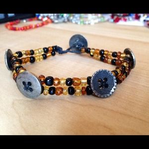 Tan/black glass seed bead & button bracelet!