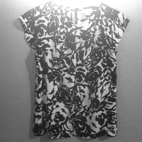 Short-sleeved black and white dress shirt