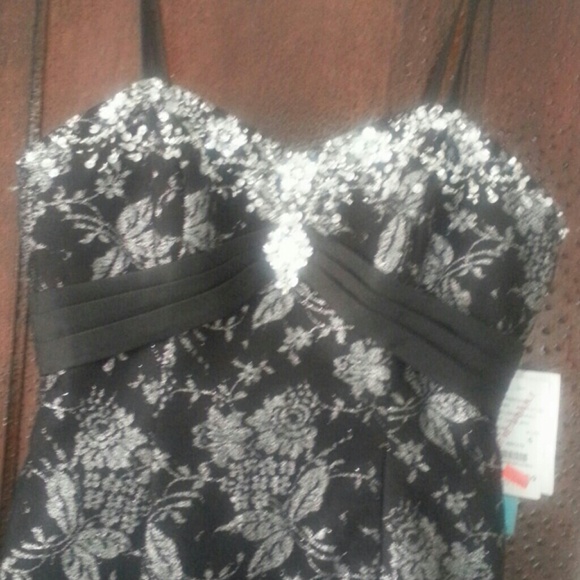 Dress - Picture 2 of 4