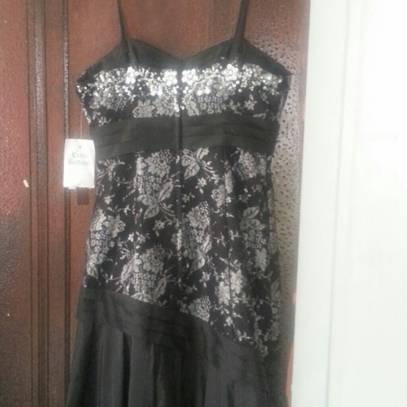Dress - Picture 4 of 4