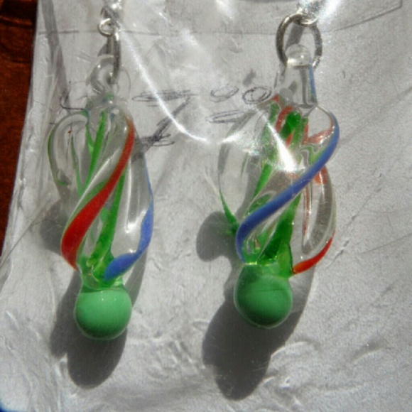 Unique Spiral Design Glass Earnings - Picture 3 of 3