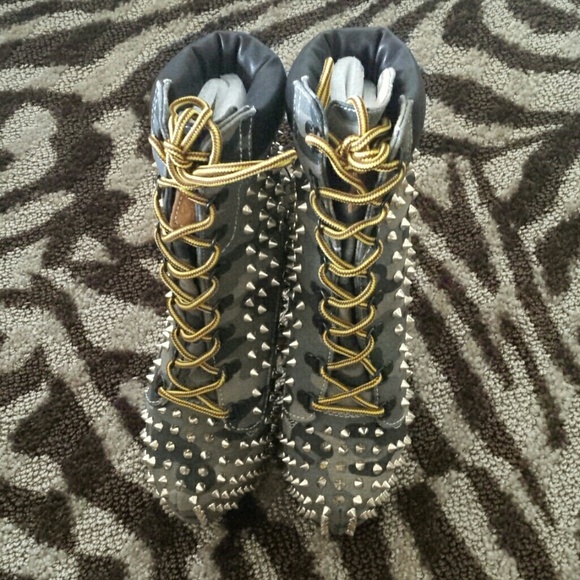 Studded Army green boots - Picture 1 of 2