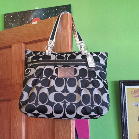 Coach Poppy tote *sold*