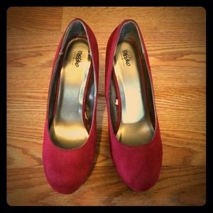 Velvet red pumps