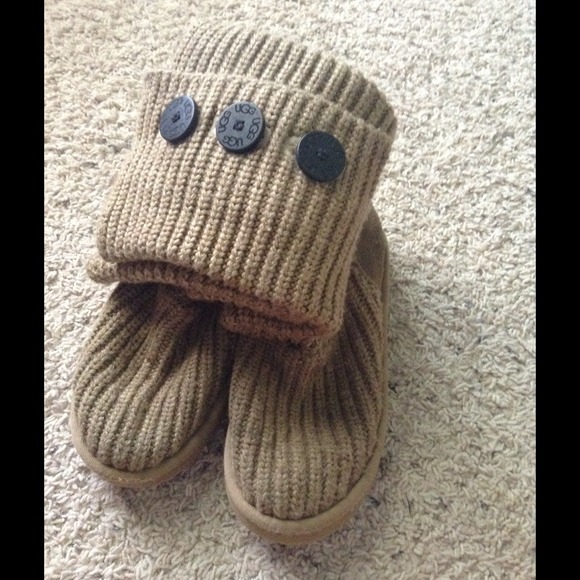 UGGS💋 - Picture 3 of 3