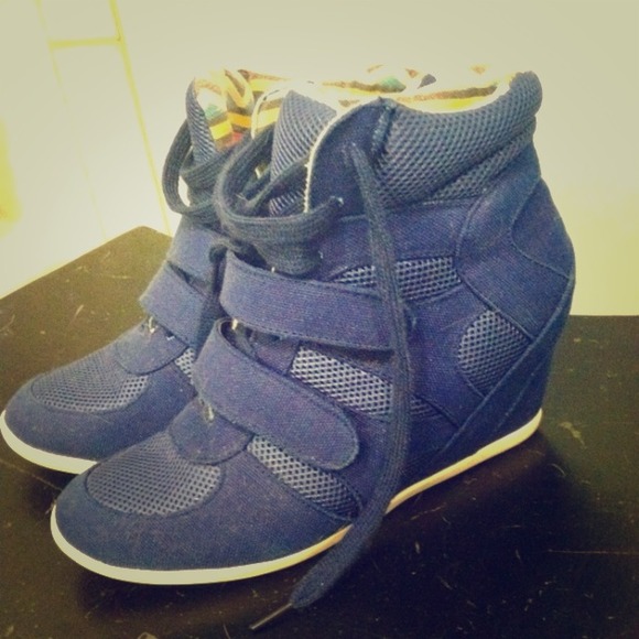 Denim-like sneaker wedges • Size 9