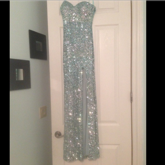 La femme long formal/prom gown.
