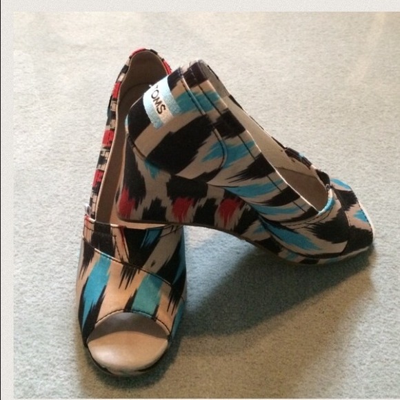 TOMS designer peep toe wedges!