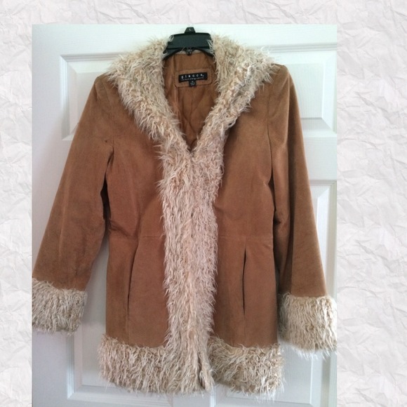 Stylish beige coat with the right touch of furr - Picture 1 of 4