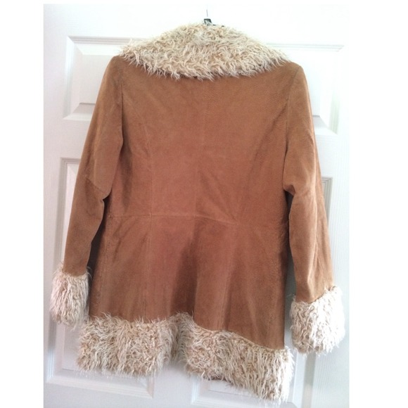 Stylish beige coat with the right touch of furr - Picture 2 of 4