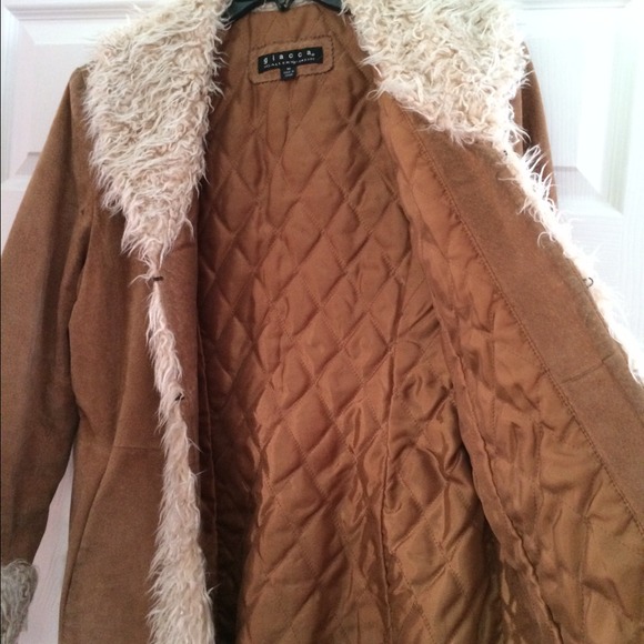 Stylish beige coat with the right touch of furr - Picture 3 of 4