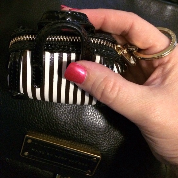 SOLD! HENRI BENDEL Coin Purse Keychain Zip Pouch - Picture 4 of 4