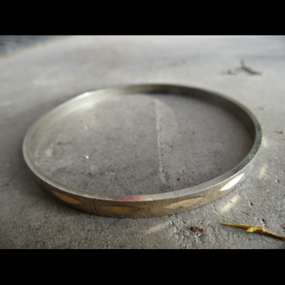 Exquisite Goldtone Bracelet - Picture 2 of 3