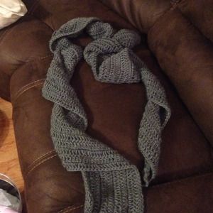 Gray chunky knit scarf