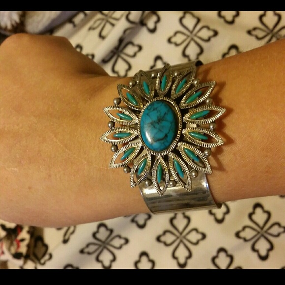 Silver and turquoise big statement Bangle - Picture 4 of 4