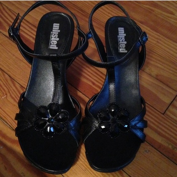 Black wedges