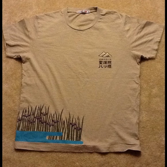 men Uniqlo tshirt.