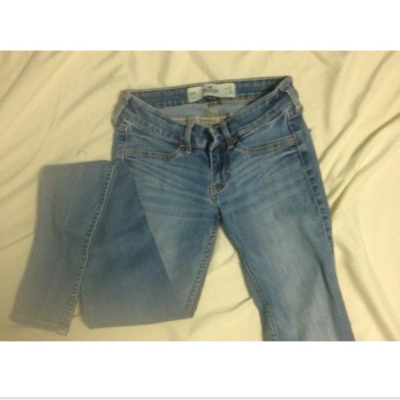 Lightwash hollister skinny jeans/begging a