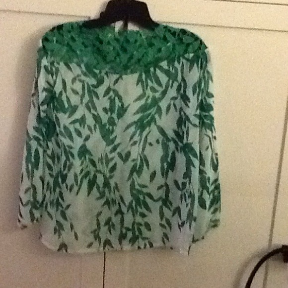 *SALE* $15. Cute light weight blouse.