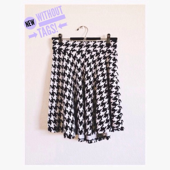 Dresses & Skirts - Houndstooth Skater Skirt ✨NWOT✨