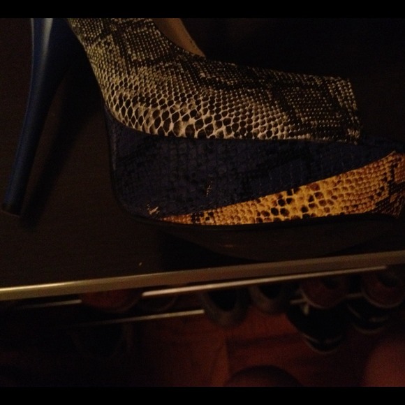 Snakeskin peep toe pumps - Picture 3 of 3