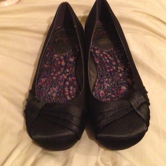 Adorable NWT black ballet flats! :)