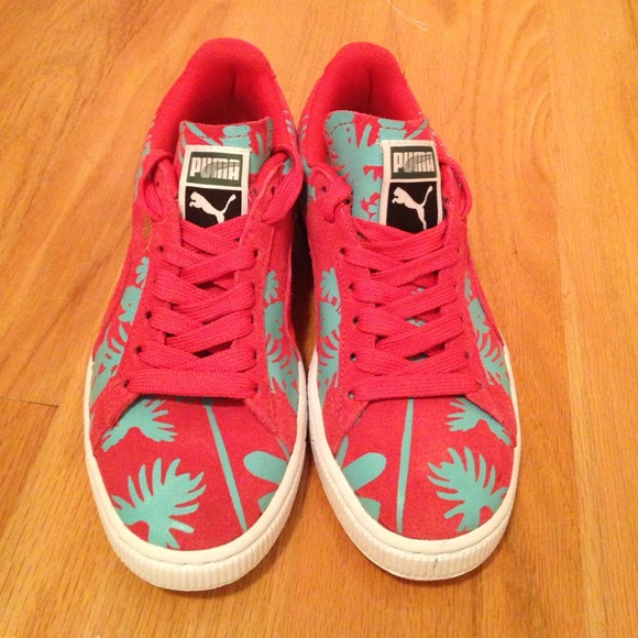 Brand new PUMA Suedes size 6.5 NEW PRICE - Picture 2 of 3