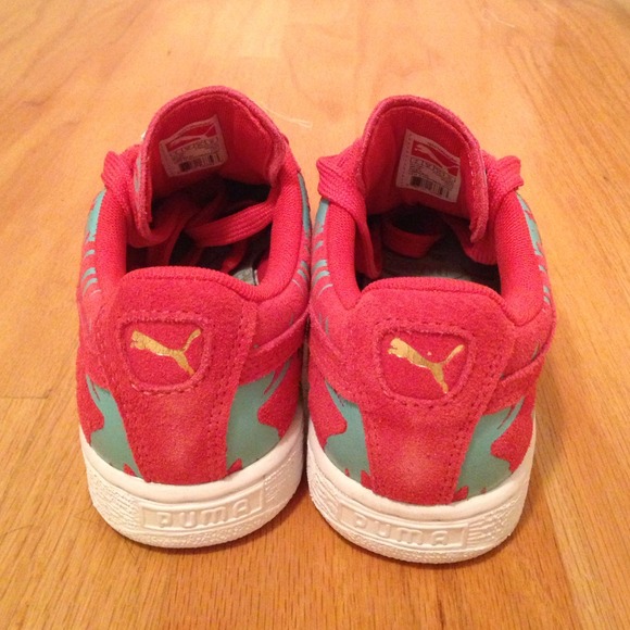 Brand new PUMA Suedes size 6.5 NEW PRICE - Picture 3 of 3