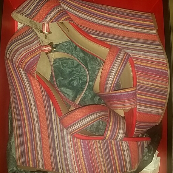 Multi-colored textured fabric wedges