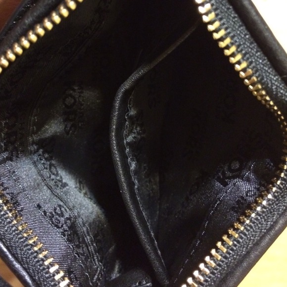 🎉SOLD🎉🎉Michael Kors Jet Set Wristlet - Picture 4 of 4