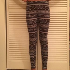 Patterned knit leggings.