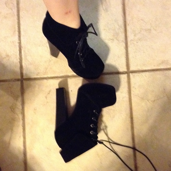 Jeffrey cannibal style black soft booties