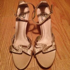 NWOT gold w/jewels size 10 Nina strap heels! NWOT gold w/jewels size 10 Nina strap heels!