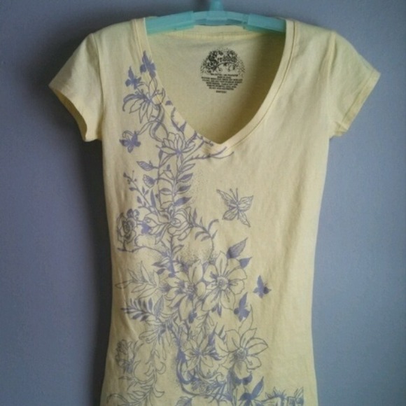 Pale yellow floral graphic v neck stranded tee