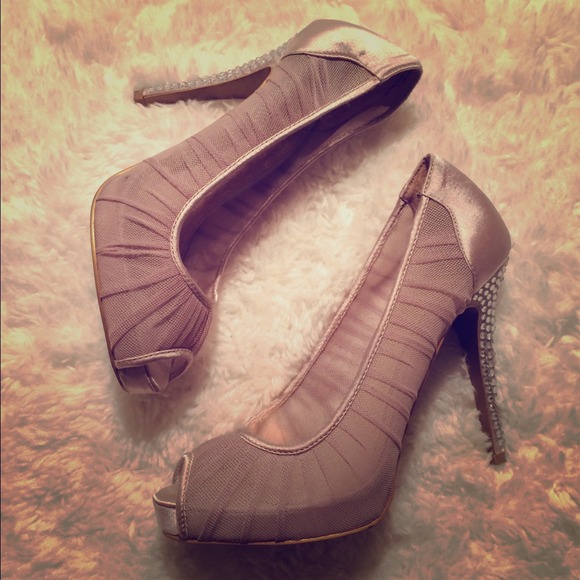 Sold 🚫Nude peep toe shoes