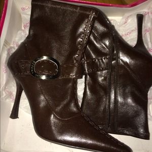 BCBG shoe boots/ leather / silver name buckle