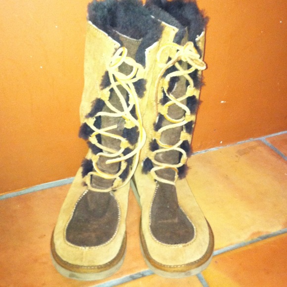 UGG Moccasin 2 toned brown suede boots! - Picture 4 of 4